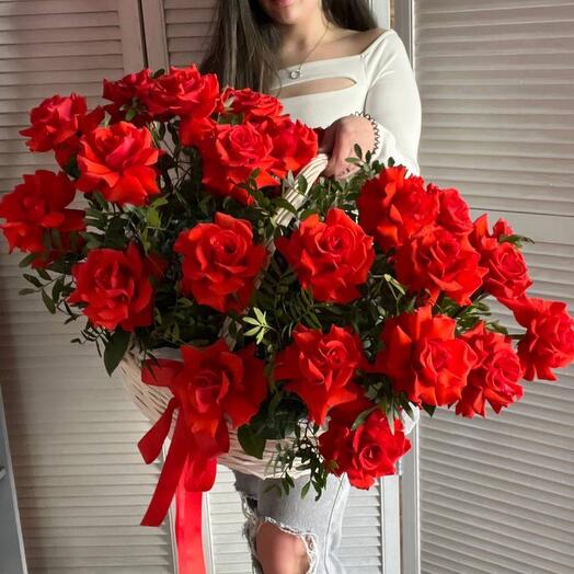 Корзина с французским алыми розами сорта