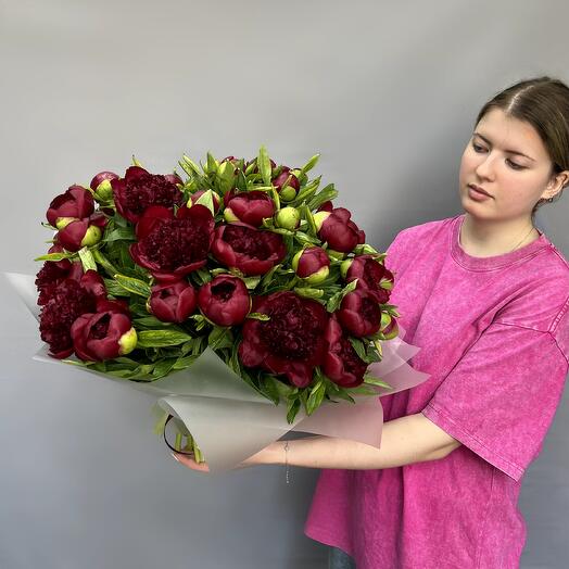 Букет из 37 бордовых пионов Ред Шарм