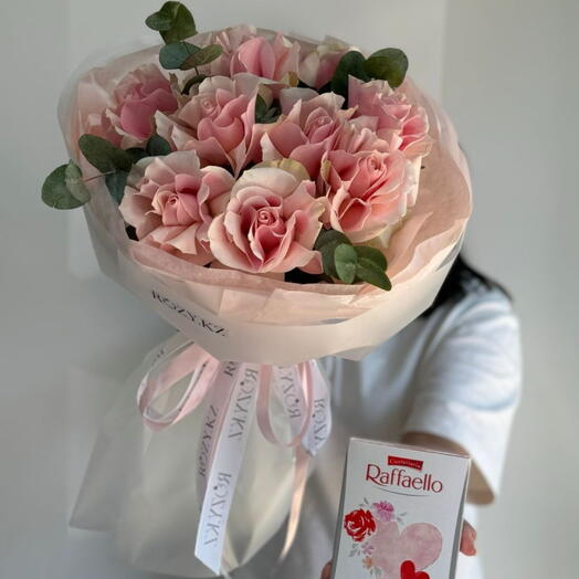 Комбо из 9 французских роз и рафаэло