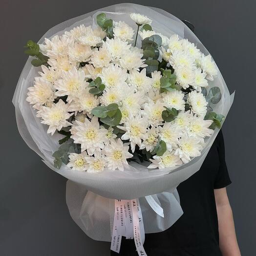 Букет белоснежных хризантем с эвкалиптом