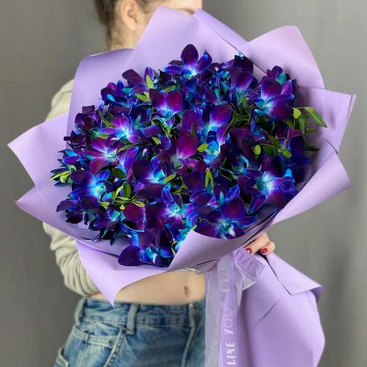 Букет с яркой синей орхидеей