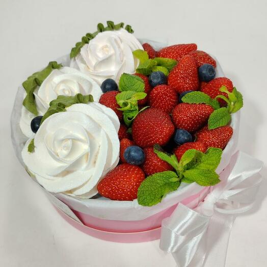 Букет наслаждение  из зефирных роз и клубники для мамы
