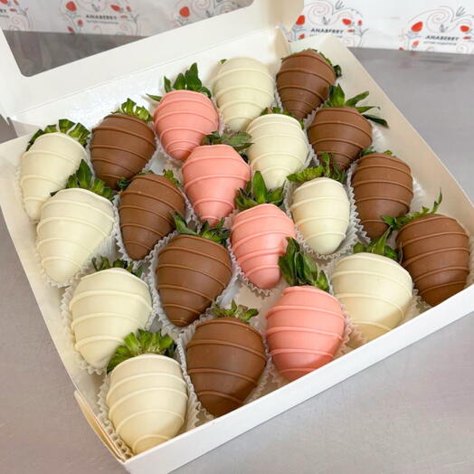 Набор клубники в шоколаде «Три шоколада» 20 шт