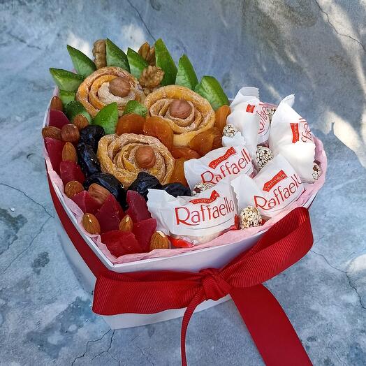 Букет из сухофруктов в коробке сердце