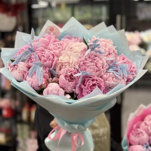 Пионы с сухоцветами голубое небо