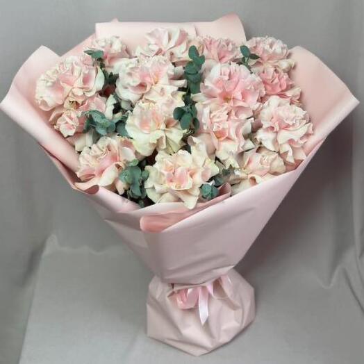 Французские розы с эвкалиптом, 15 шт