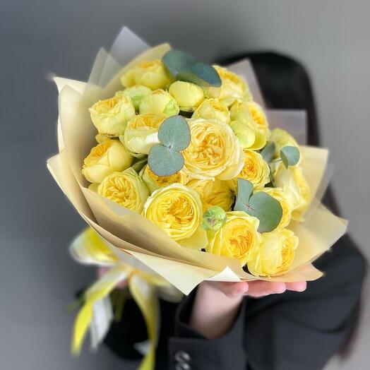 Букет с кустовой пионовидной розой