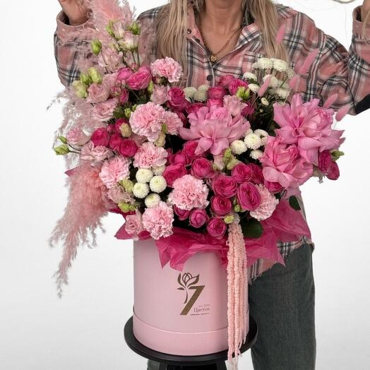 Цилиндр Восхищение (французская роза, кустовая пионовидная роза, ньютон, амарант, пампасная трава, диантусы, эустома)