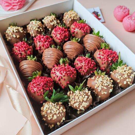 Клубника в шоколаде 20 - 25 шт с малиной и орехами. Клубника в молочном шоколаде для мамы, сестры