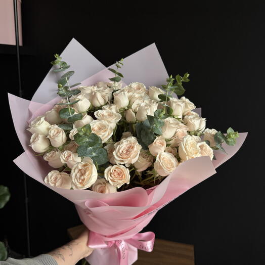 Спрей-рози з евкаліптом