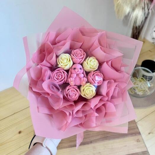 Небольшой шоколадный букет с фигуркой «зайчик»