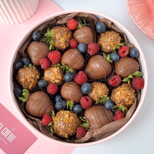 Клубника в шоколаде, набор «Любимой девушке» с голубикой и малиной 14-16 ягод