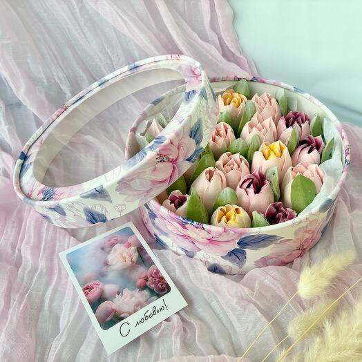 Тюльпаны из зефира в круглой коробке