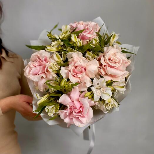 Розовые французские розы и белая альстромерия💞