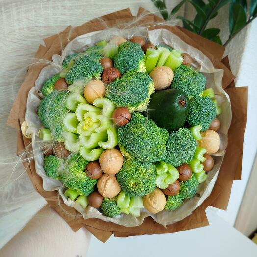 Летний зелёный букет в светлом из овощей и орехов с авокадо, макадамией и ковылём (M)