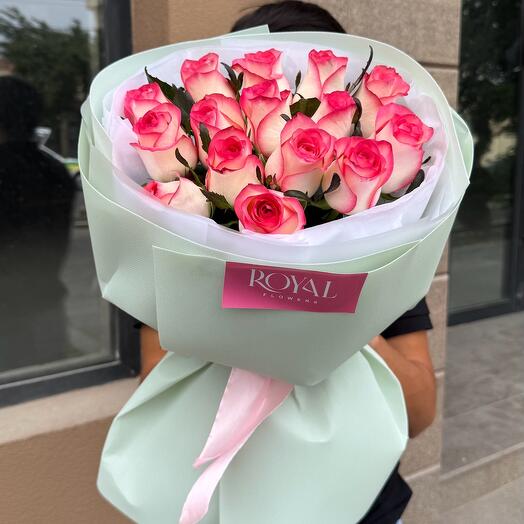 Ароматный букет из 15 роз в оформлении