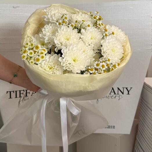Букет от студии «TIFFANY» кустовые хризантемы и танацетум / комплимент