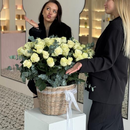 Корзина от цветочного дома «TIFFANY» 51 белая роза