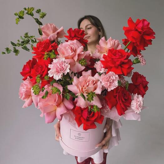 Шляпная коробка с французскими розами "PEACHY RED"