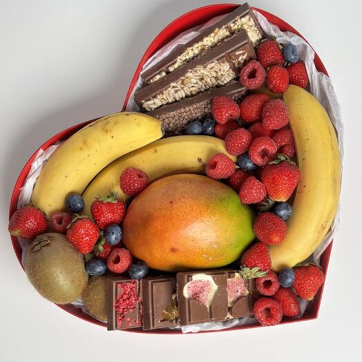 Фруктово-ягодный набор 2000гр с манго и шоколадом