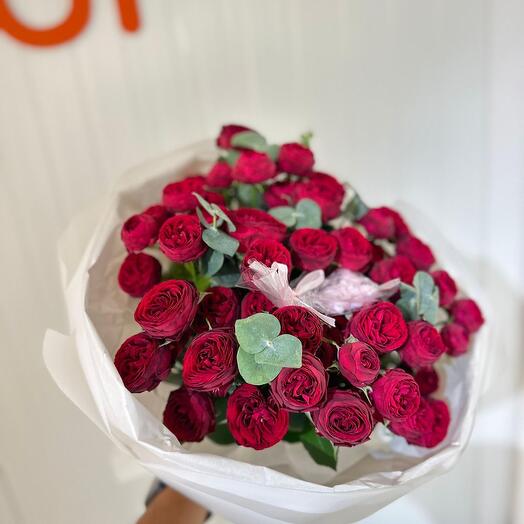 Алые кустовые пионовидные розы