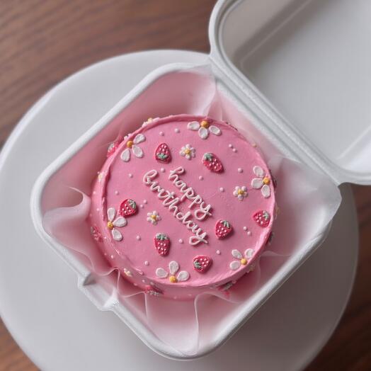 Бенто Happy Birthday с клубничками и цветочками  в подарок