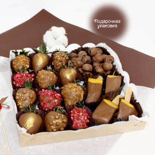 Arándanos de fresa y mango cubiertos de chocolate