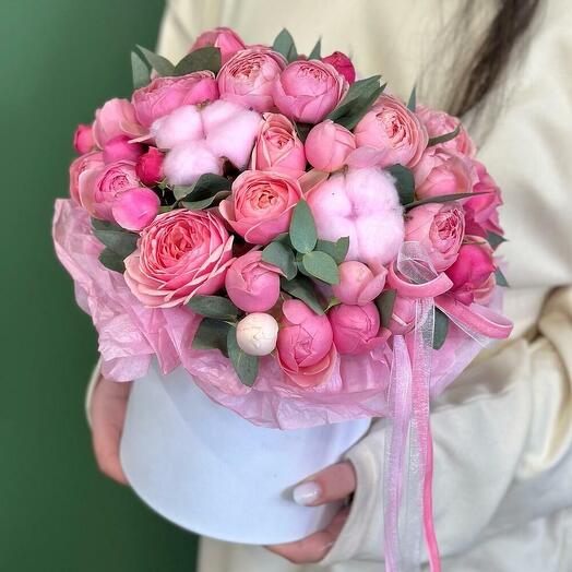 Коробочка с кустовыми пионовидными розами ,эвкалиптом и хлопком