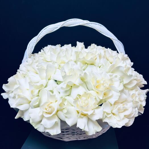 Корзина с розами для мамы