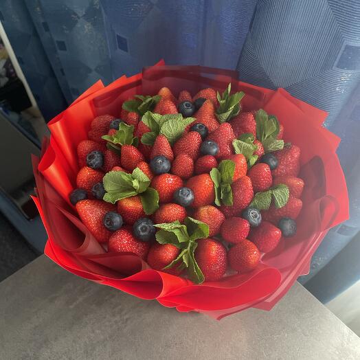 Букет из клубники и голубики/ ягодный букет с мятой