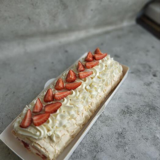 Меренговый рулет с клубникой