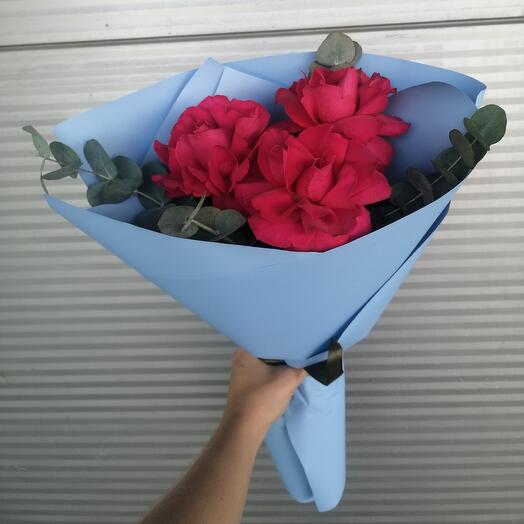 3 французские розы с эвкалиптом