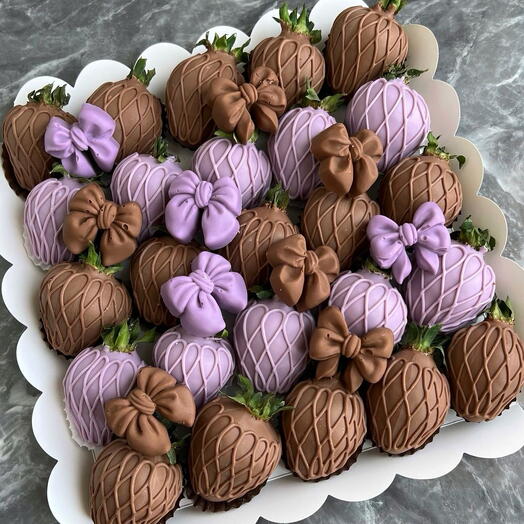 Клубника в шоколаде с бантиками 25 шт