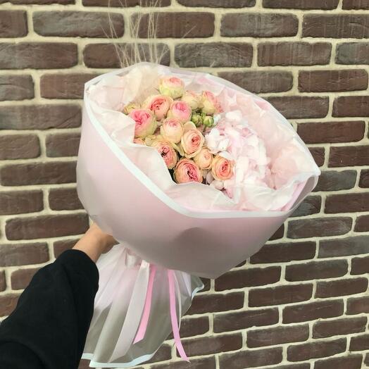 Букет из кустовых роз, гортензии и скифы