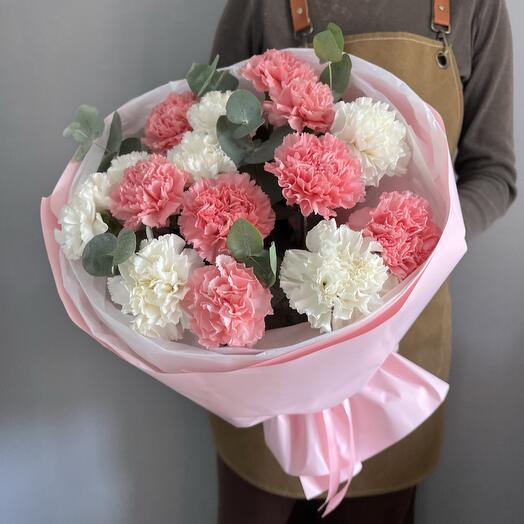 Букет из 15 диантусов «Дыхание пиона» и эвкалипта