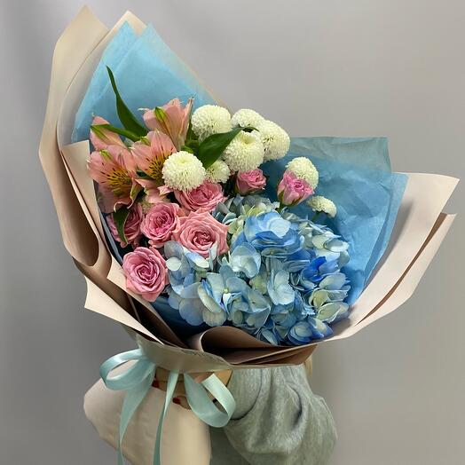 Цветы букет с голубой гортензией и кустовой розой