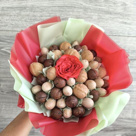 Букет "Орехи и роза"