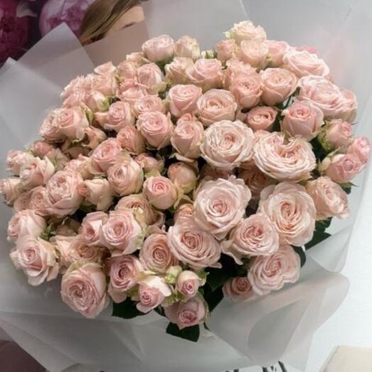 25 нежных пионовидных роз