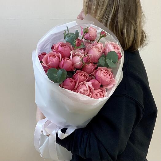 Букет из кустовой пионовидной розы с эвкалиптом