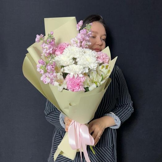 Сборный букет с хризантемой и маттиолой «вальс на снегу»