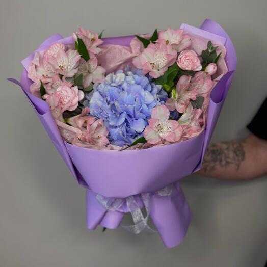 Букет с гортензией , диантусами , альстромерией и эвкалиптом