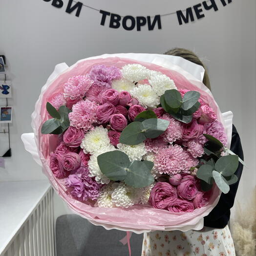 Пышный букет из пион, кустовых роз, хризантем и эвкалипта /цветы с доставкой в Уфе/Доставка цветов