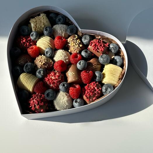 Клубника и бананы в шоколаде, коробка сердце