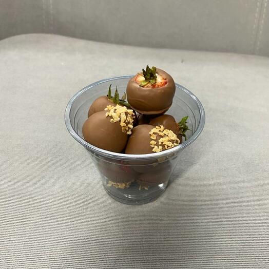 Малый стакан с клубникой в молочном шоколаде