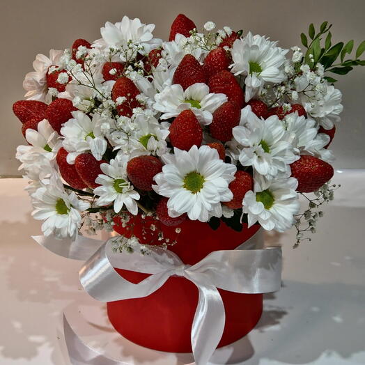 Композиция из клубники и белой хризантемы в шляпной коробке "Красное и белое"