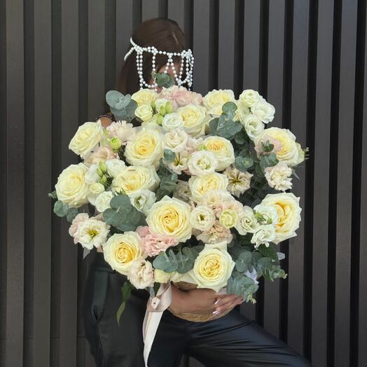 Плетеное кашпо с цветами