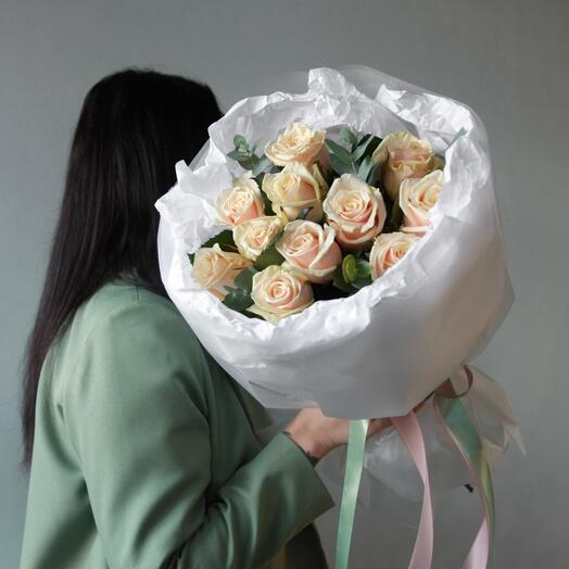 Букет из 11 персиковых роз Талея с эвкалиптом