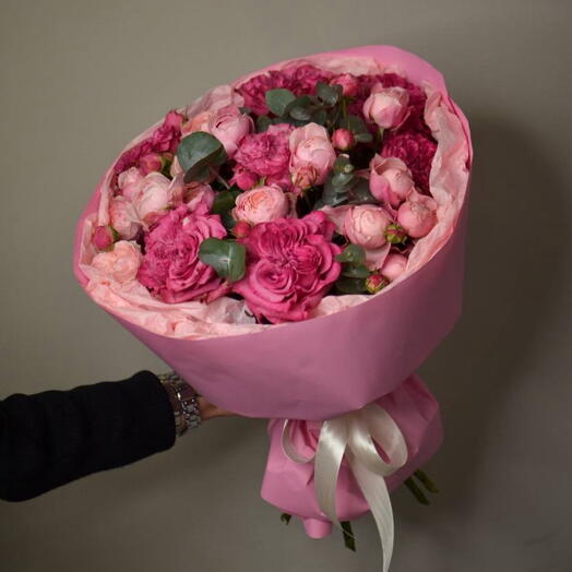 Букет с пионовидными розами , эвкалиптом и кустовыми розами