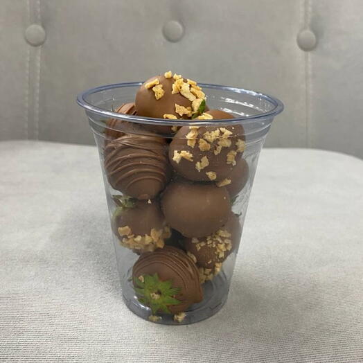 Клубника в молочном шоколаде с вафельной крошкой