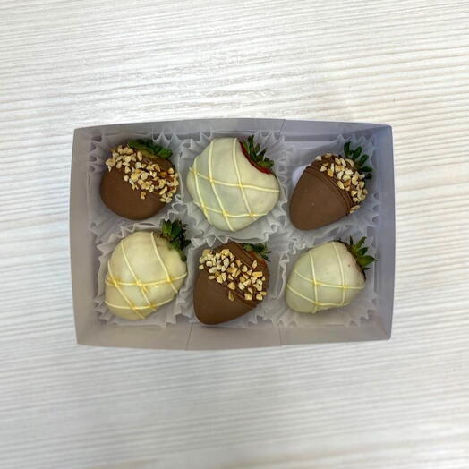 Набор клубники в бело-молочном шоколаде